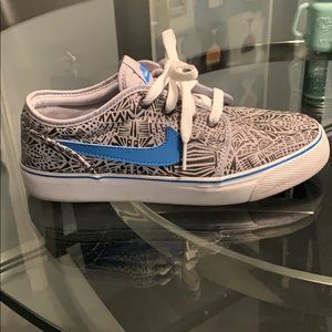 🔥FINAL🔥Gray/blue/black Nike sneakers sz5.5 mint